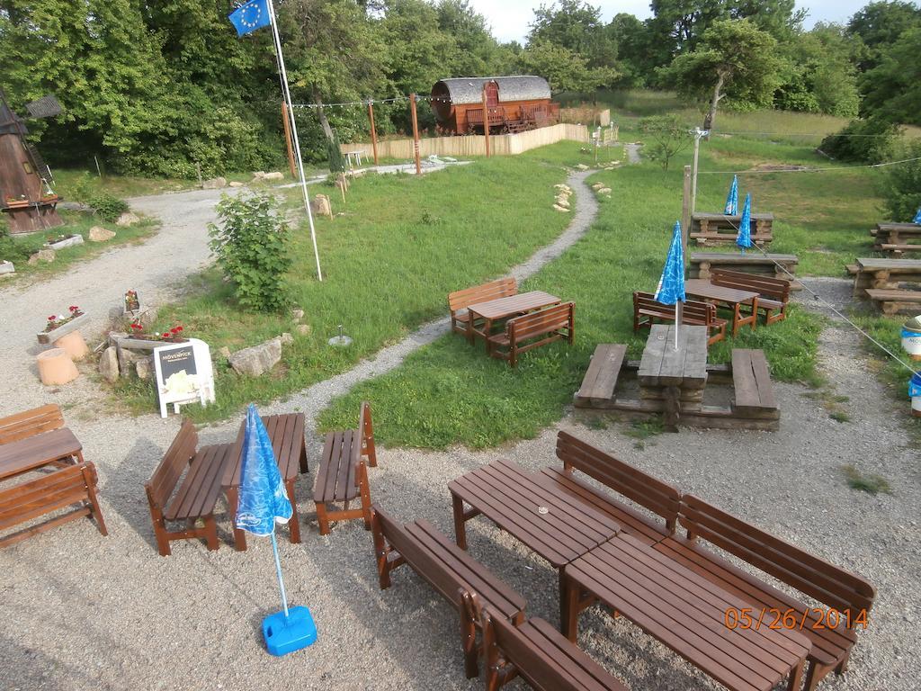 Le Chalet Du Chemin Et Sa Roulotte Berviller-en-Moselle Exterior foto