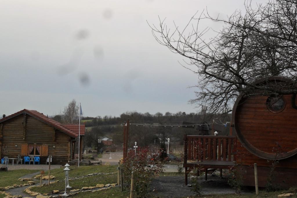 Le Chalet Du Chemin Et Sa Roulotte Berviller-en-Moselle Exterior foto