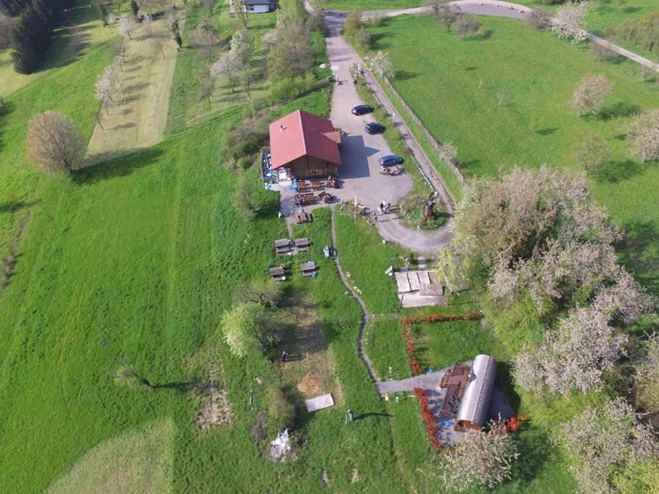 Le Chalet Du Chemin Et Sa Roulotte Berviller-en-Moselle Exterior foto